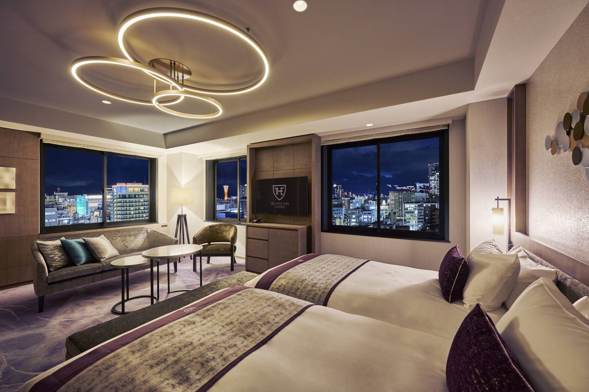 The Suite (40.6 m2) is located on the corner of the top floor and can accommodate up to 4 people. From the windows on two sides, you can enjoy the unique Kobe scenery from the mountains to the sea.